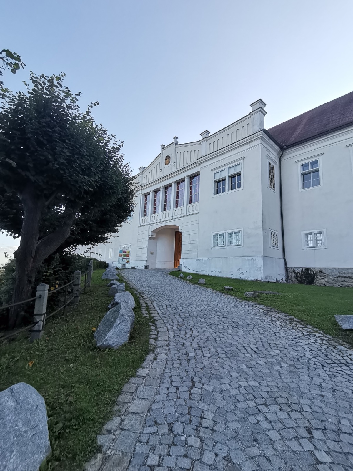 Zufahrt und Portal als Motiv für Business-Sessions